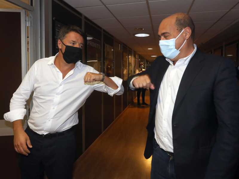 Il leader di Italia viva Matteo Renzi e il segretario del Pd, Nicola Zingaretti (Ansa)