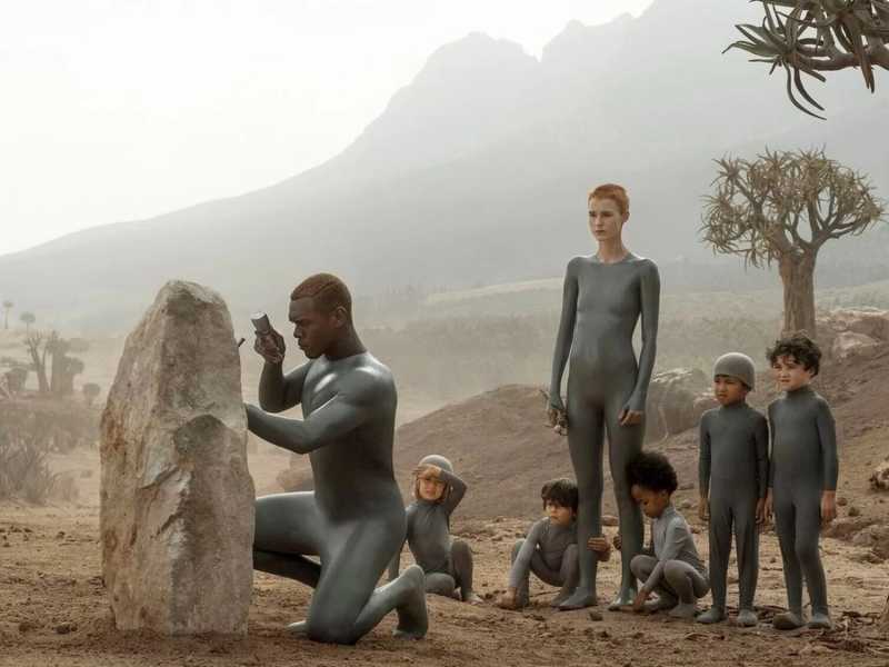 (screen da "Raised by Wolf", diretta da Ridley Scott)