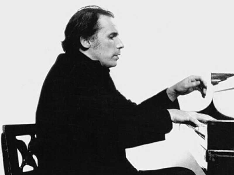 Glenn Gould (1932 - 1982) al pianoforte. A trentadue anni smise di esibirsi dal vivo dedicandosi interamente alle registrazioni in studio (Wikimedia commons)