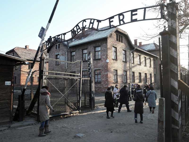 Con un romanzo molto teatrale, Yashima Reza parla di una famiglia di ebrei sopravvissuti all'Olocausto. Nella foto l'ingresso del campo di Auschwitz (Ansa)<br />&nbsp;<br />