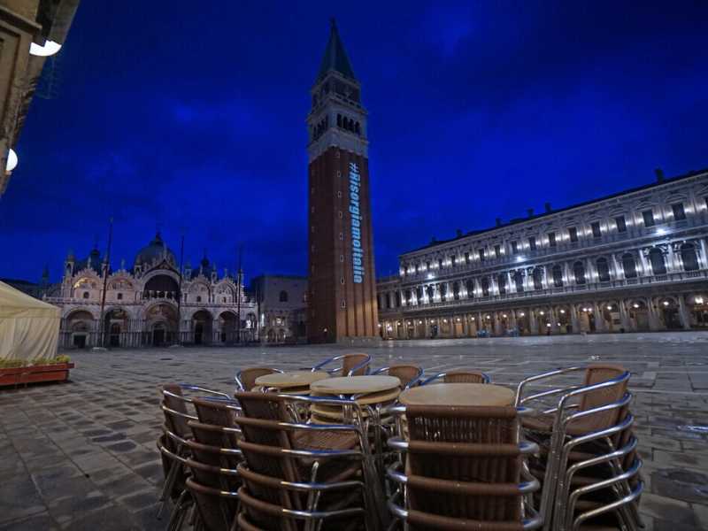 Piazza San Marco a Venezia, deserta durante il primo lockdown, ad aprile 2020 (Ansa)