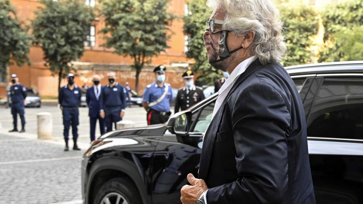 Immagine di Grillo dopo le espulsioni: "Non siamo più dei marziani". Almeno 10 i deputati M5s che voteranno contro la fiducia