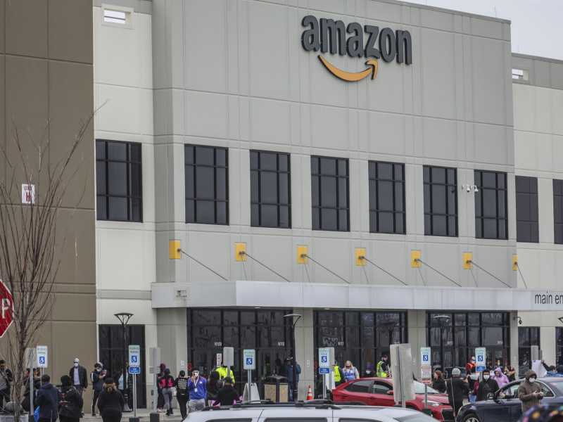 Un'istantanea delle proteste dello scorso marzo, davanti allo stabilimento Amazon di&nbsp;Staten Island, New York. (LaPresse)<br />