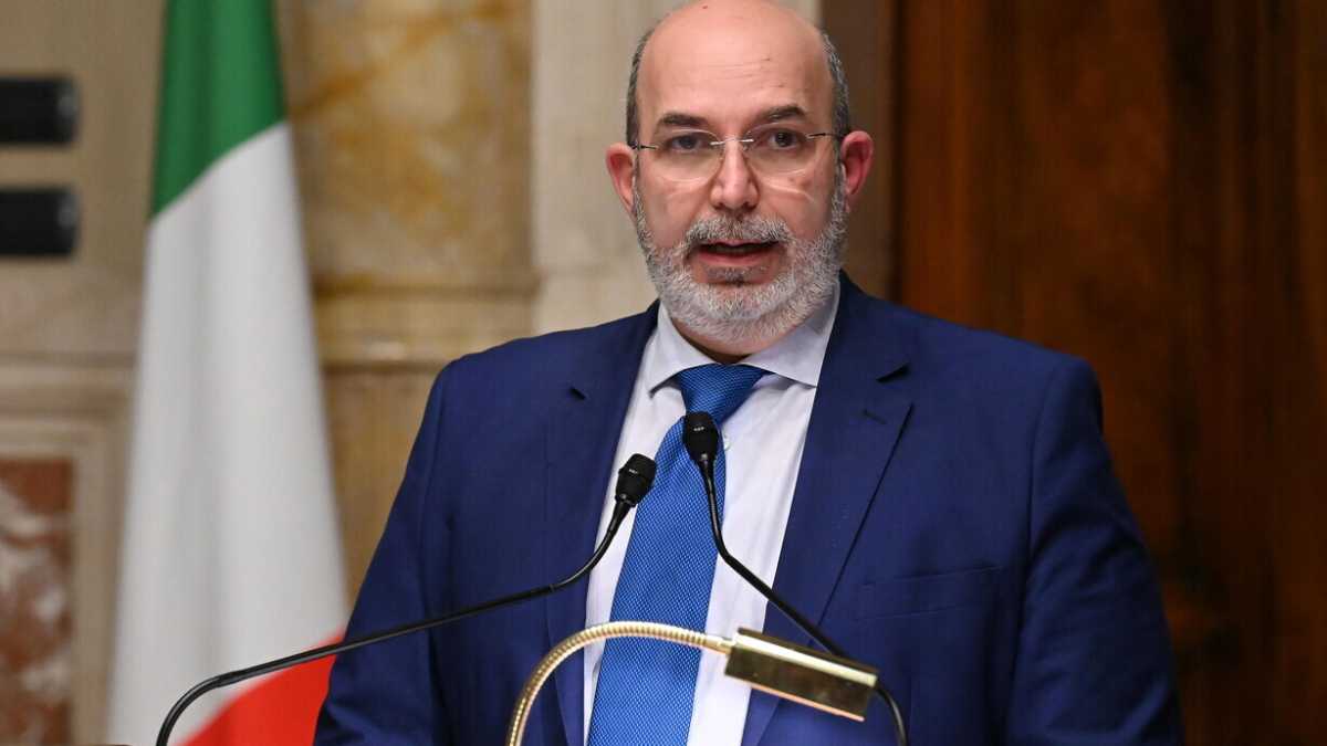 Immagine di Il pugno di ferro di Crimi: "Espulsi anche i deputati che non hanno votato la fiducia a Draghi"
