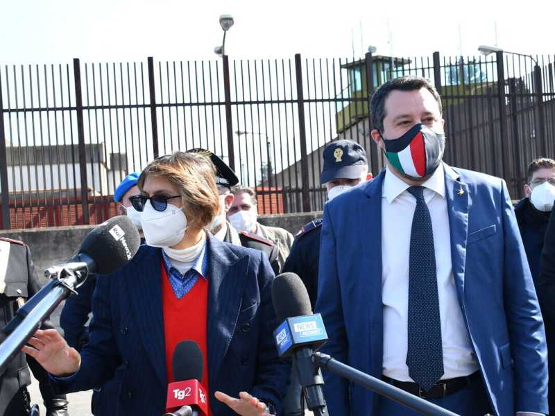 Matteo Salvini, insieme all'avvocato Giulia Bongiorno, al  termine delludienza preliminare del caso Gregoretti (foto: ANSA/Orietta  Scardino)