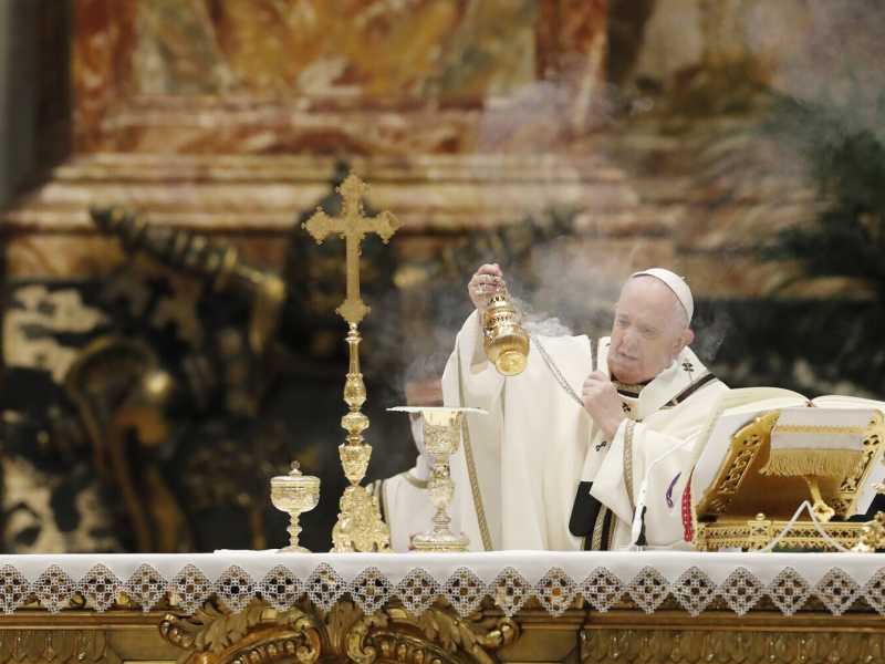 Papa Francesco durante la messa dell'Epifania, celebrata nella basilica di San Pietro (LaPresse)