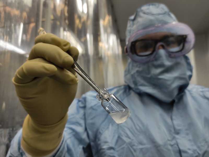 Un tecnico mostra un campione del vaccino nei laboratori Finlay Vaccine Institute a L'Havana, Cuba (foto Yamil Lage/Pool via AP)&nbsp;<br />