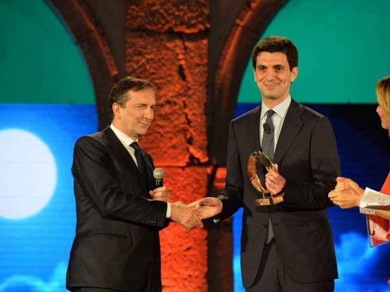 Il dg della Rai Luigi Gubitosi premia Ferdinando Giugliano durante la cerimonia conclusiva del Premio Biagio Agnes, Capri, 21 giugno 2014. ANSA&nbsp;<br />