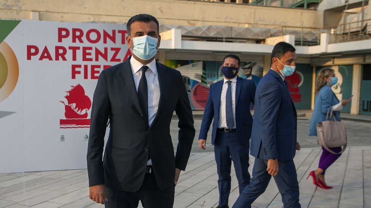 Immagine di "Sulle zone rosse tornano a decidere i sindaci". Parla Decaro