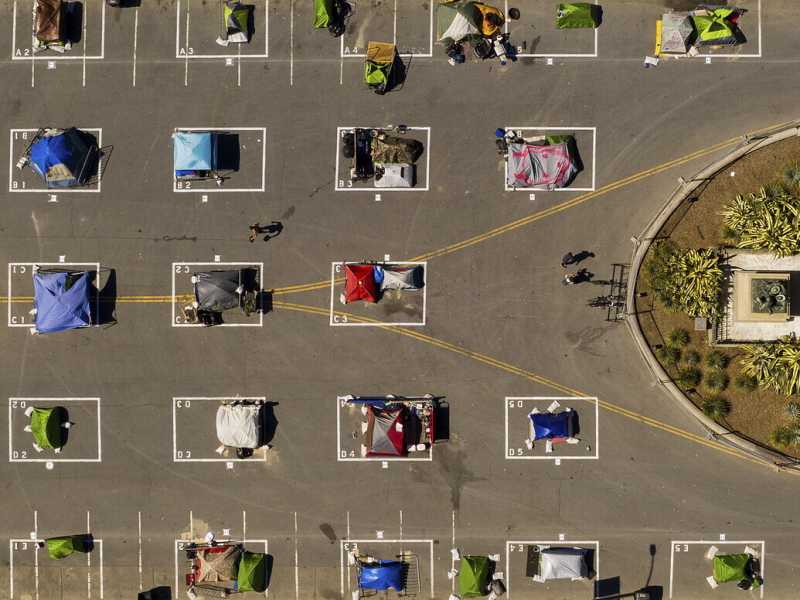 Distanziamento sociale in un accampamento per senzatetto al Civic Center di San Francisco (AP Photo / Noah Berger)&nbsp;<br />