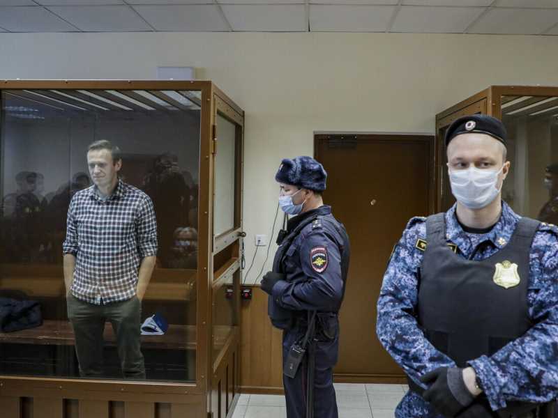 &nbsp;AlexeyIl dissidente russo Alexei Navalny all'interno di una gabbia di vetro, prima di un'udienza presso il tribunale, a Mosca lo scorso 20 febbraio (Ansa)
