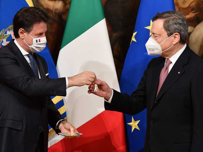 Mario Draghi e Giuseppe Conte a palazzo Chigi per la cerimonia della campanella (foto Ettore Ferrari/POOL Ansa/LaPresse)&nbsp;<br />