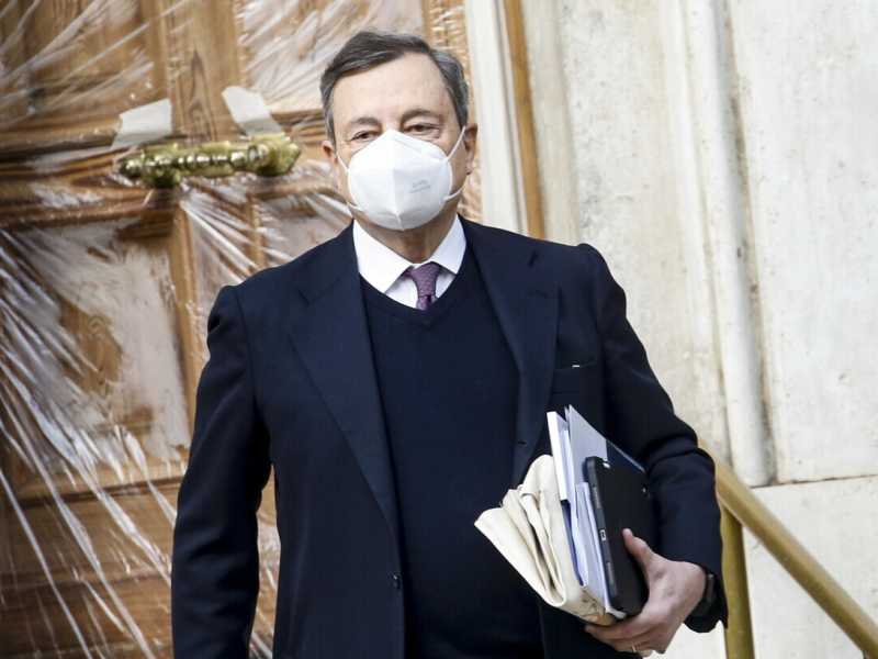 Altro che sottosegretari, ecco il tridente che vuole Draghi: Giavazzi, Remuzzi e D'Alberti