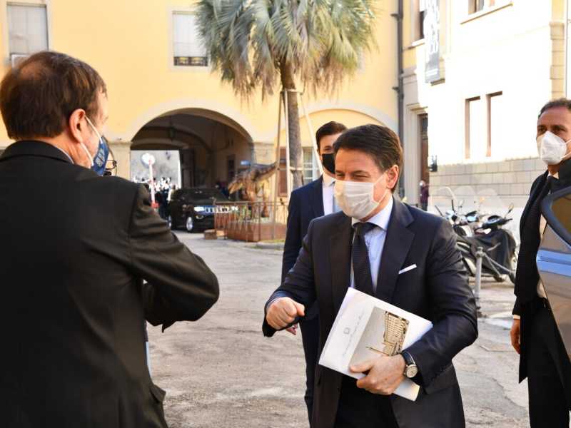 Giuseppe Conte accolto dal rettore dell'universit&agrave; di Firenze Luigi Dei (Ansa)<br />