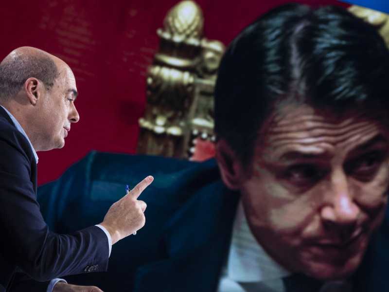 Il segretario del Pd Nicola Zingaretti a "Mezz'ora in pi&ugrave;" nel 2019, davanti a una foto dell'ex presidente del Consiglio Giuseppe Conte (LaPresse)