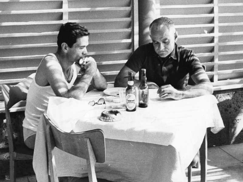 Alberto Moravia e Pier Paolo Pasolini a pranzo negli anni Sessanta (LaPresse)