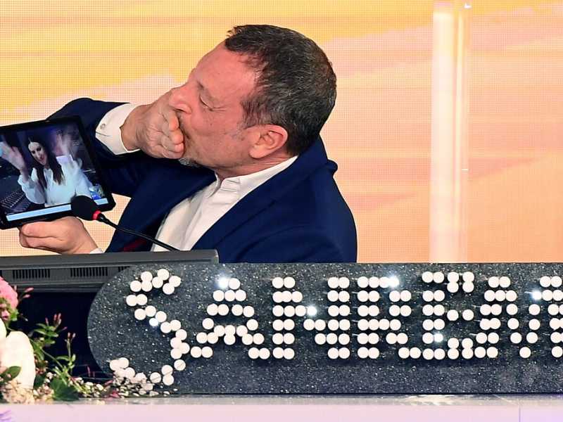 Amadeus, in videochiamata con la cantante Laura Pausini, durante una conferenza stampa a Sanremo (Ansa)&nbsp;
