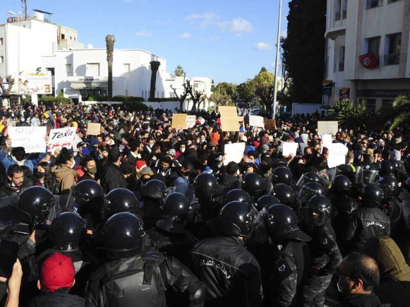 &nbsp;Una scena delle proteste a Tunisi, centinaia di manifestanti si sono radunati davanti al Parlamento lo scorso 26 gennaio (LaPresse)<br />