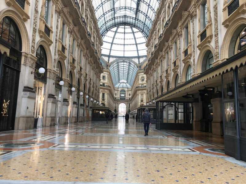 La galleria Vittorio Emanuele a Milano, deserta, in una foto dello scorso novembre (Ansa)