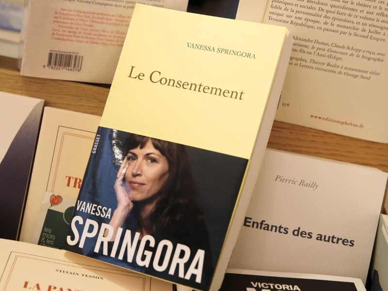 Il libro con cui Vanessa Springora accusa Gabriel Matzneff, 35 anni dopo (LaPresse)
