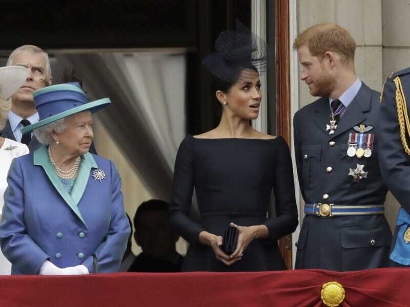 Meghan e Harry fanno le vittime della Royal family disfunzionale