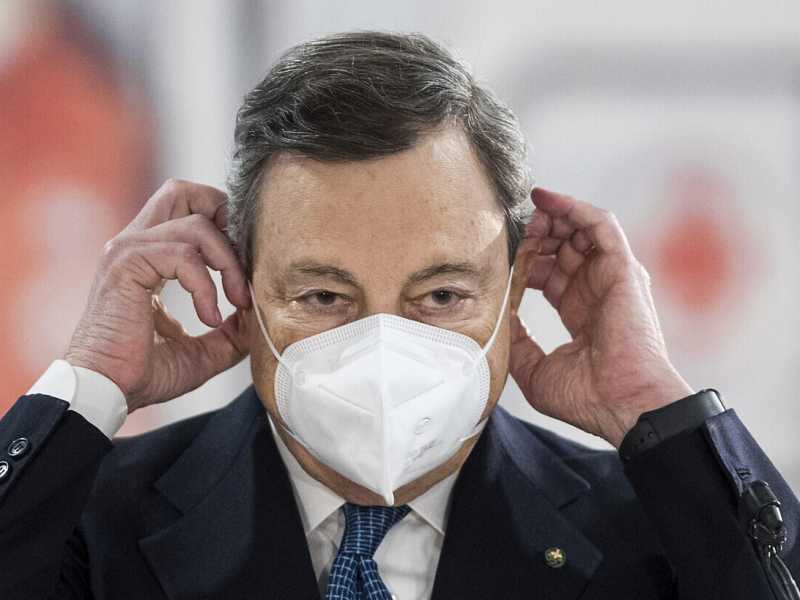 In tenda con Draghi: "Le dosi dei vaccini triplicheranno, ma aspettate il vostro turno"
