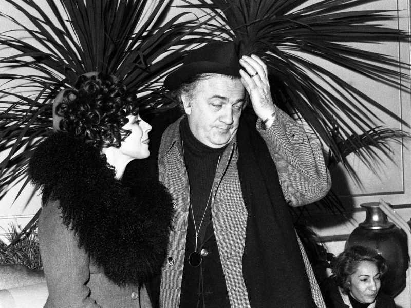 Federico Fellini con Magali Noel nel 1973 (foto Ansa)<br />