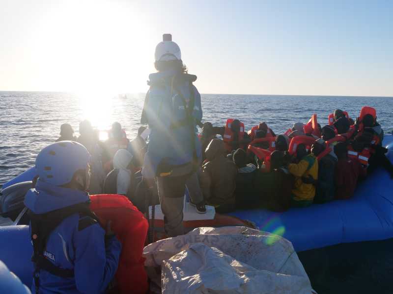 Il personale della Mare Jonio, nave della ong Mediterranea Saving Humans, durante un'operazione di soccorso nel Mediterraneo (LaPresse)<br />