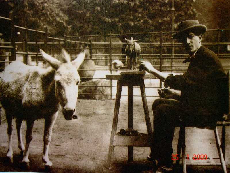 Rembrandt Bugatti allo zoo di Anversa, nel 1908 circa (Wikipedia)