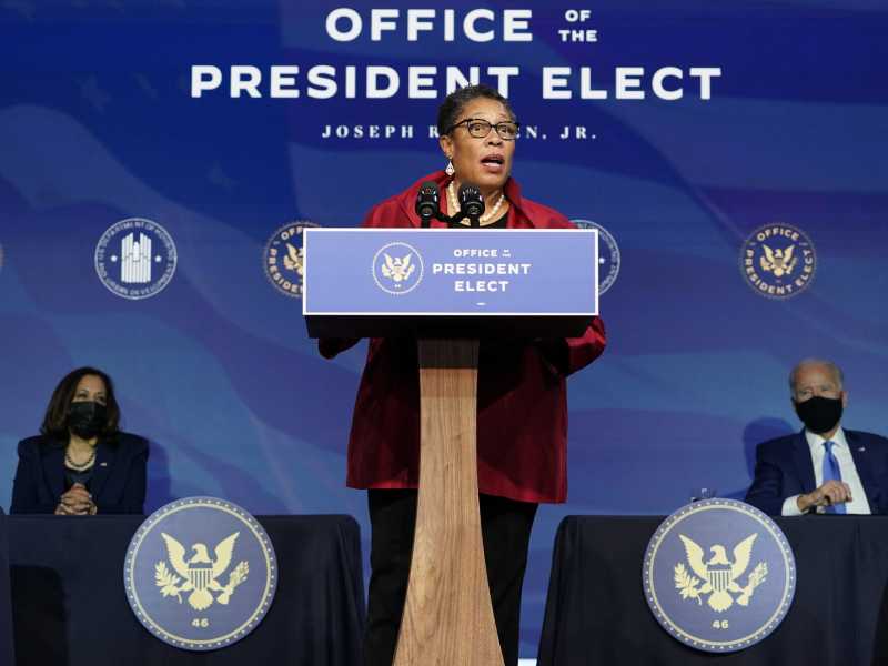 Marcia Fudge (al centro), Kamala Harris (a sinistra) e Joe Biden (foto AP Photo/Susan Walsh)<br />