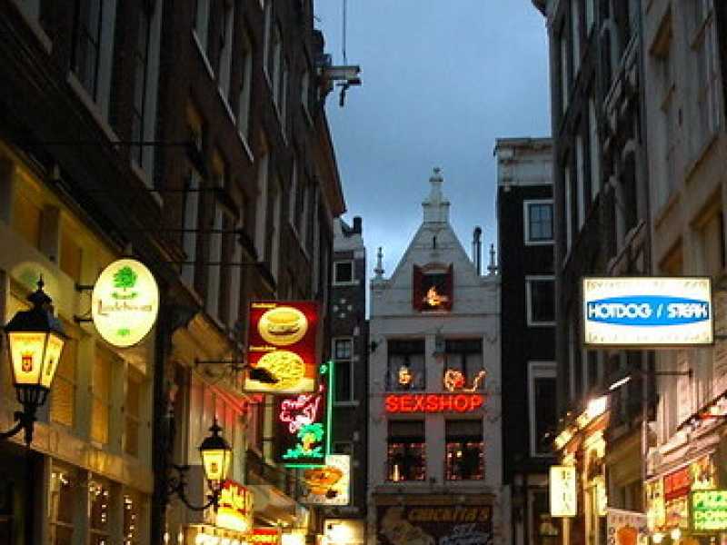 Fatwa ad Amsterdam contro la scrittrice turca che ha criticato l’islam
