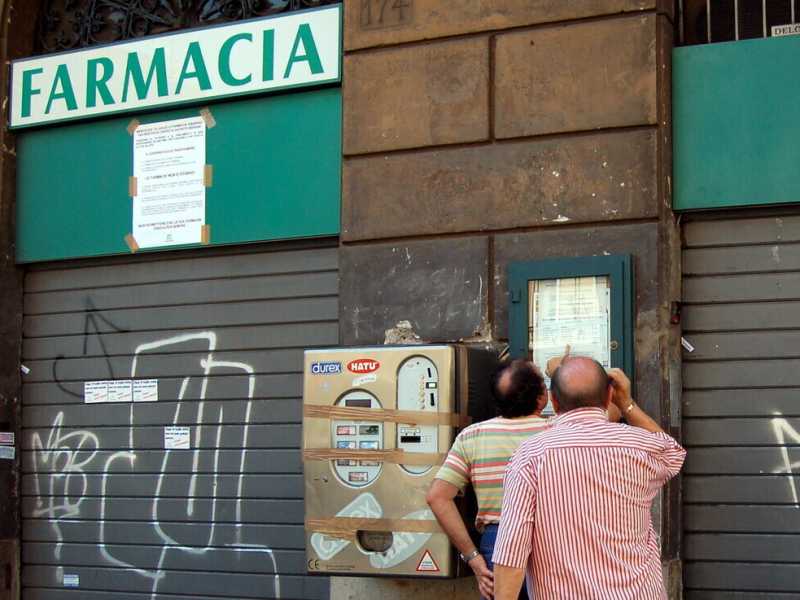 Cosa c’è di meglio che forzare la porta di una farmacia?