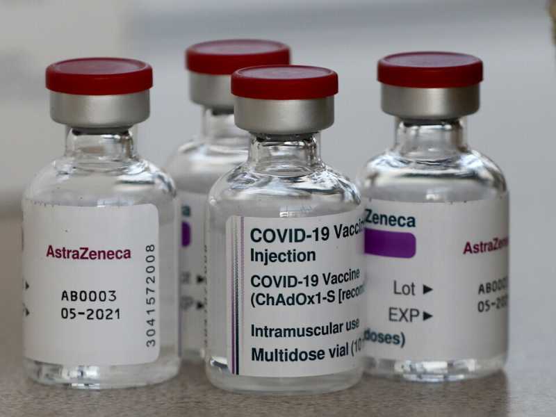 Le somministrazioni del vaccino AstraZeneca sono momentaneamente sospese, in attesa del via libera dell'Ema (LaPresse)