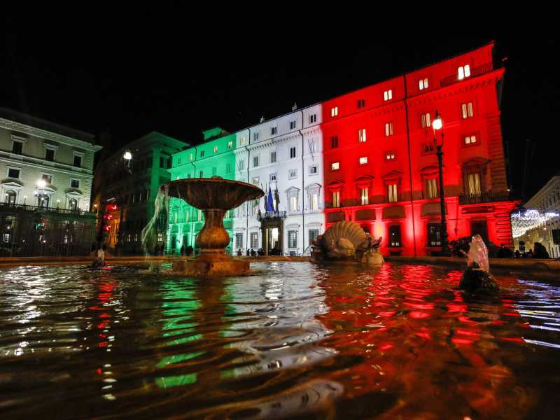Palazzo Chigi, vestito con i colori dell'Italia (Ansa)