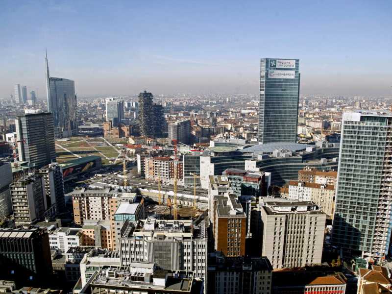 Uno scatto di Milano, dal trentanovesimo piano di Palazzo Lombardia (LaPresse)<br />
