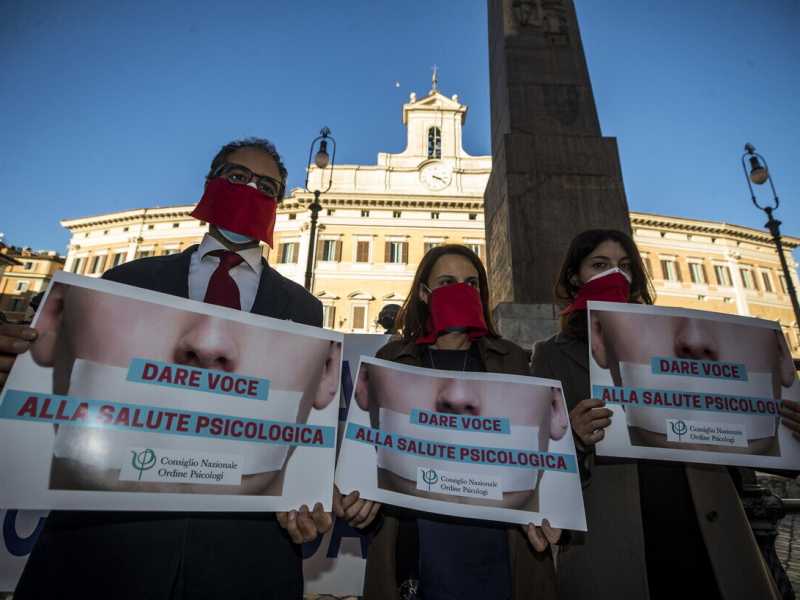 manifestazione degli psicologi davanti a Montecitorio, novembre 2020 (ansa)