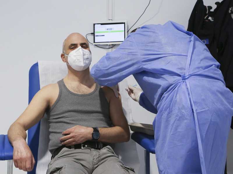 Fabrizio Curcio durante la vaccinazione. Da fine febbraio &egrave; il capo della Protezione civile (Ansa)