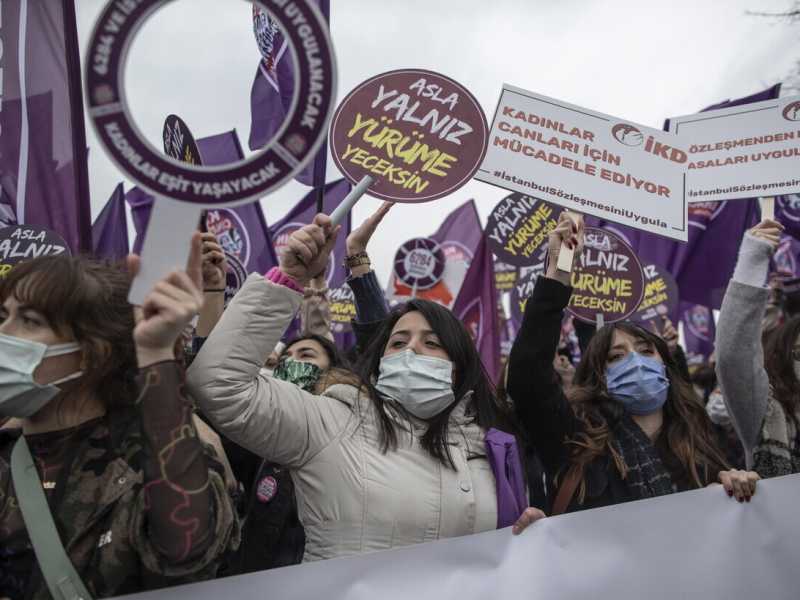Le donne turche in piazza a Istanbul, il 20 marzo scorso, contro la decisione di Erdogan di ritirare il paese dalla Convenzione contro la violenza sulle donne (Ansa)