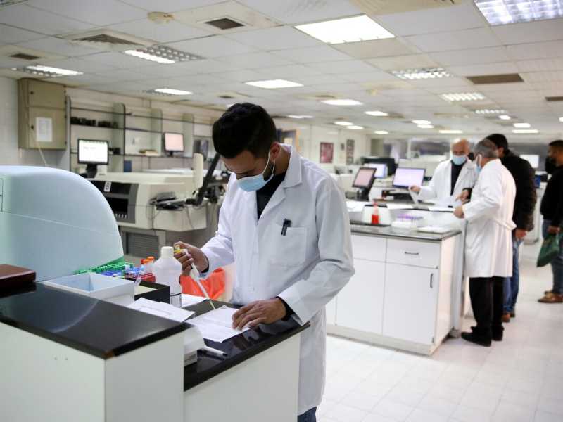 Con l&rsquo;avvento della medicina personalizzata &egrave; probabile che i farmaci, rivolgendosi a pochi ammalati, aumentino notevolmente di prezzo (Foto Ansa)<br />