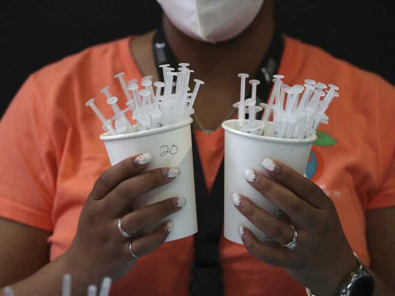 Europeisti con i nervi a pezzi per i vaccini, su la testa