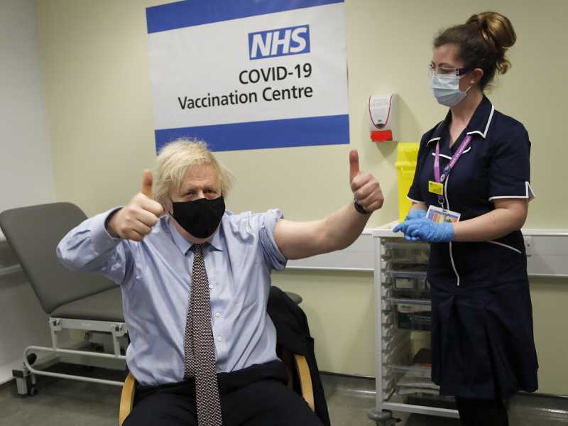 Boris Johnson dopo aver ricevuto la prima dose del vaccino AstraZeneca lo scorso 19 marzo (LaPresse)