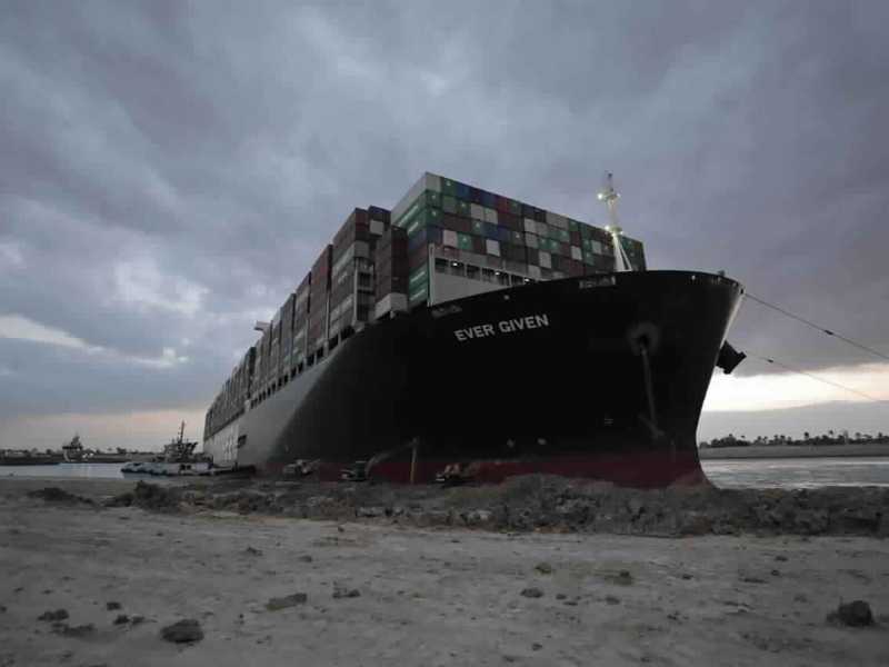 Tentativi per liberare la Ever Given, la grande portacontainer che si &egrave; incagliata marted&igrave; scorso nel Canale di Suez (foto LaPresse)&nbsp;<br />