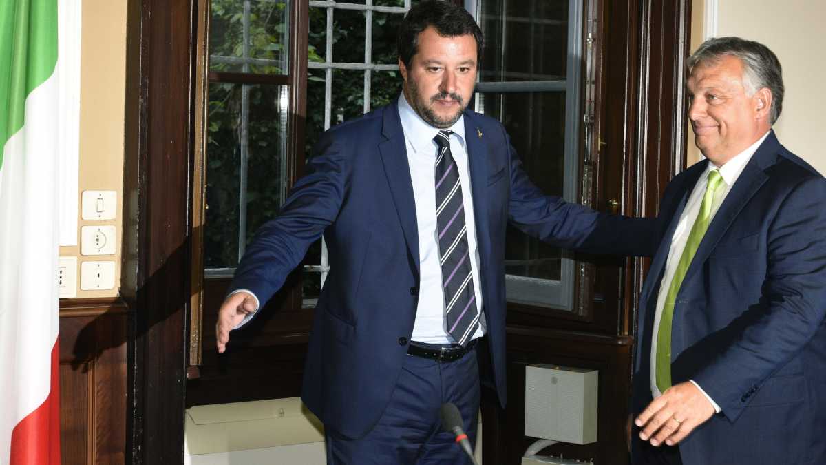 Immagine di Salvini alla corte di Orbán, mentre a Via Bellerio ci si azzuffa per la poltrona di Giorgetti