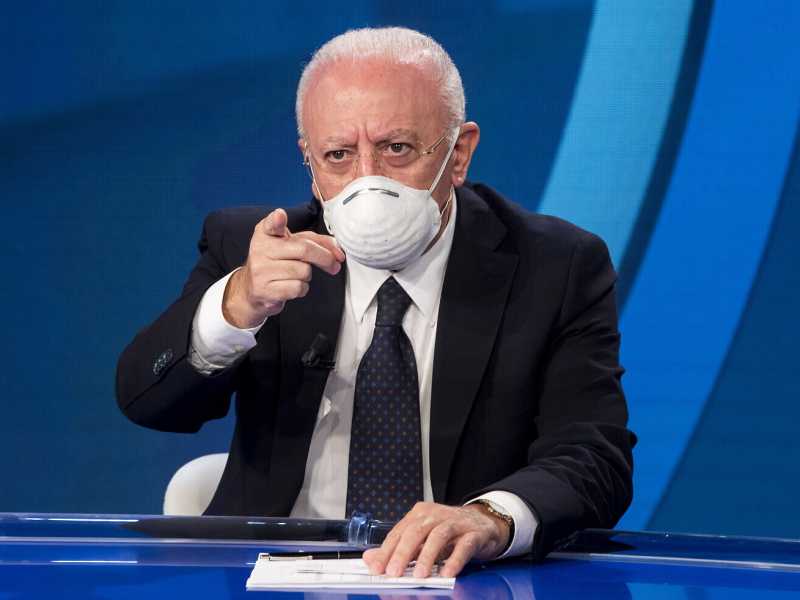 Sputnik o Totò? La commedia dei vaccini russi di Vincenzo De Luca