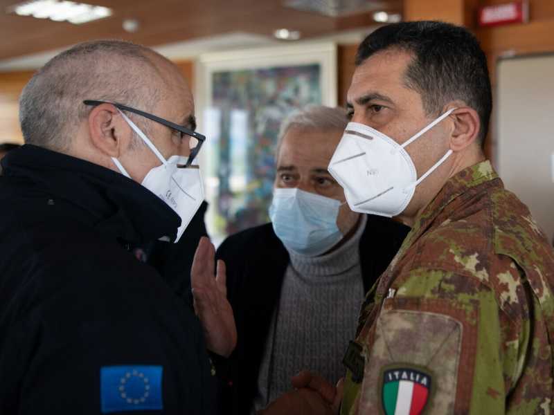 Vaccinatori, strategie. Come si arriva a 500 mila dosi al giorno