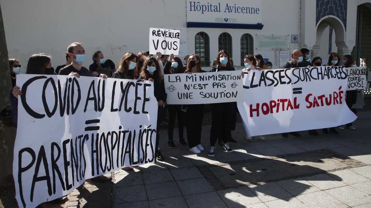 Immagine di Francia tutta rossa e scuole chiuse