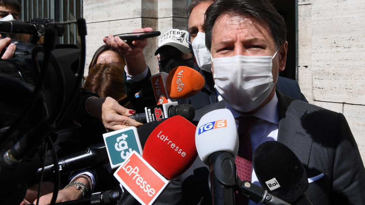 Immagine di M5s, ecco Conte tra doppio mandato e Casaleggio: il leader del "ma anche"