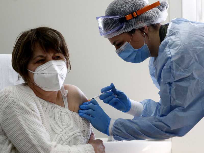 Lo scudo giuridico per chi vaccina è uno scudo a metà