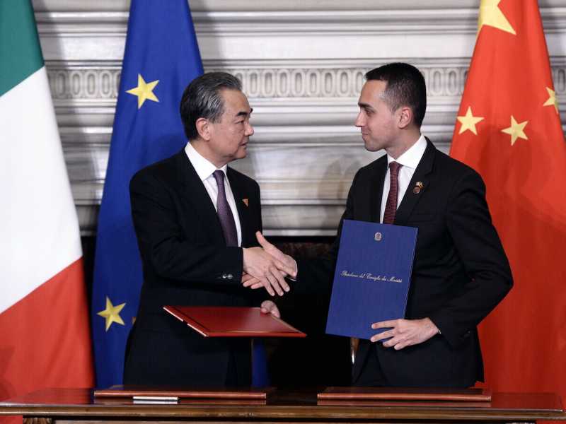 L'America o la Cina. I grillini da che parte stanno?