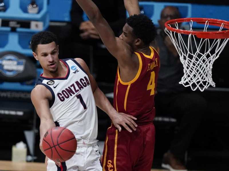 Un momento di Gonzaga-UCLA, sfida del torneo universitario al Lucas Oil Stadium di Indianapolis giocata lo scorso 31 marzo (foto LaPresse)